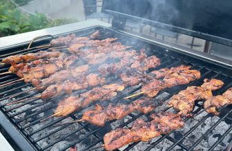 Bij vrijwel elke BBQ zijn ze aanwezig: de stokjes saté. Maar wat is er meer BBQ dan kleverige, hartige kip? Bekijk dit eenvoudige bbq recept nu.